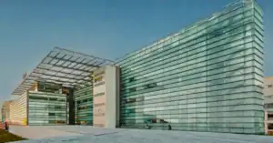 Edificio corporativo moderno de cristal con identidad tecnológica que simboliza la nueva etapa de Ubimia Legaltech